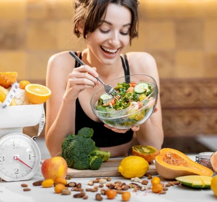 A salad beside a clock